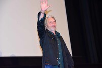 大きく手を振って登場したマッツ・ミケルセン。