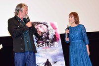 佐藤仁美（右）に質問するマッツ・ミケルセン（左）。