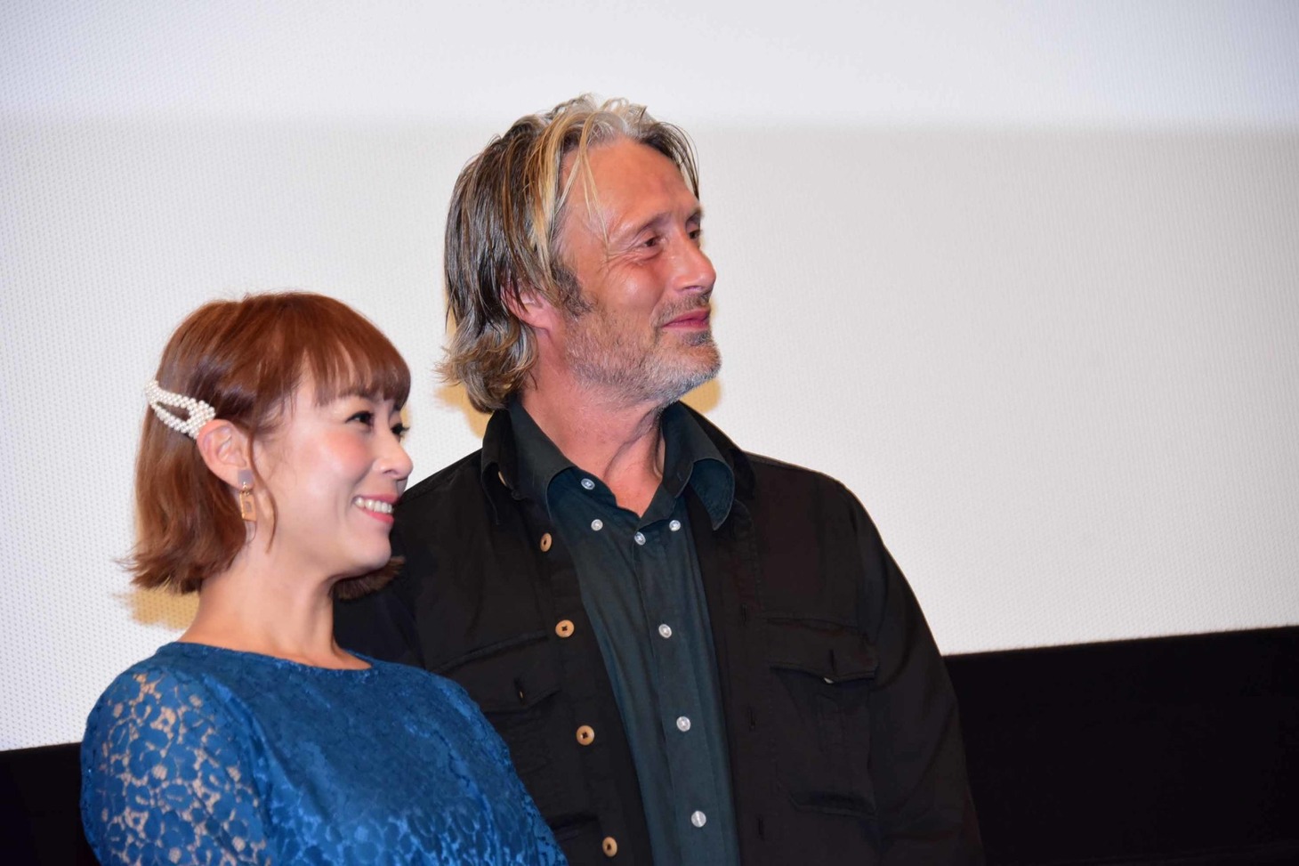左から佐藤仁美、マッツ・ミケルセン。