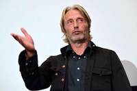 客席に向かって投げキスするマッツ・ミケルセン。