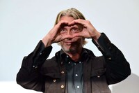 手でハートマークを作るマッツ・ミケルセン。