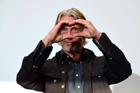 手でハートマークを作るマッツ・ミケルセン。