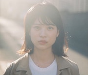 中田青渚演じるイハ。