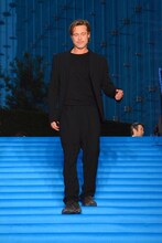 階段を降りるブラッド・ピット。