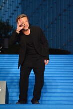 ファンに手を振るブラッド・ピット。