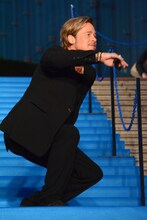 ファンにポーズを取るブラッド・ピット。