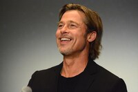 集まったファンを前に、うれしそうに笑うブラッド・ピット。