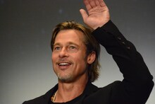 ファンに手を振るブラッド・ピット。