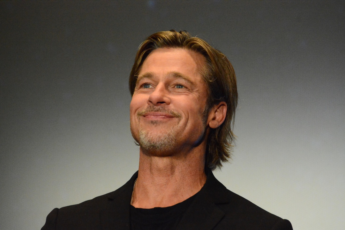 にんまりと笑うブラッド・ピット。