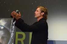 ファンとともに拍手をするブラッド・ピット。