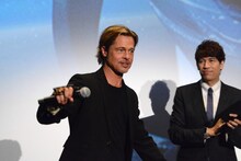 ステージを去るブラッド・ピット。