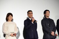 左から石田ゆり子、中井貴一、ディーン・フジオカ。