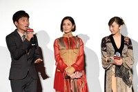 左から後藤淳平、吉田羊、斉藤由貴。