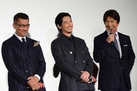 草刈正雄（右）に褒められ、照れる中井貴一（左）。