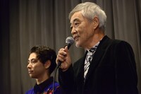 左から村上虹郎、柄本明。