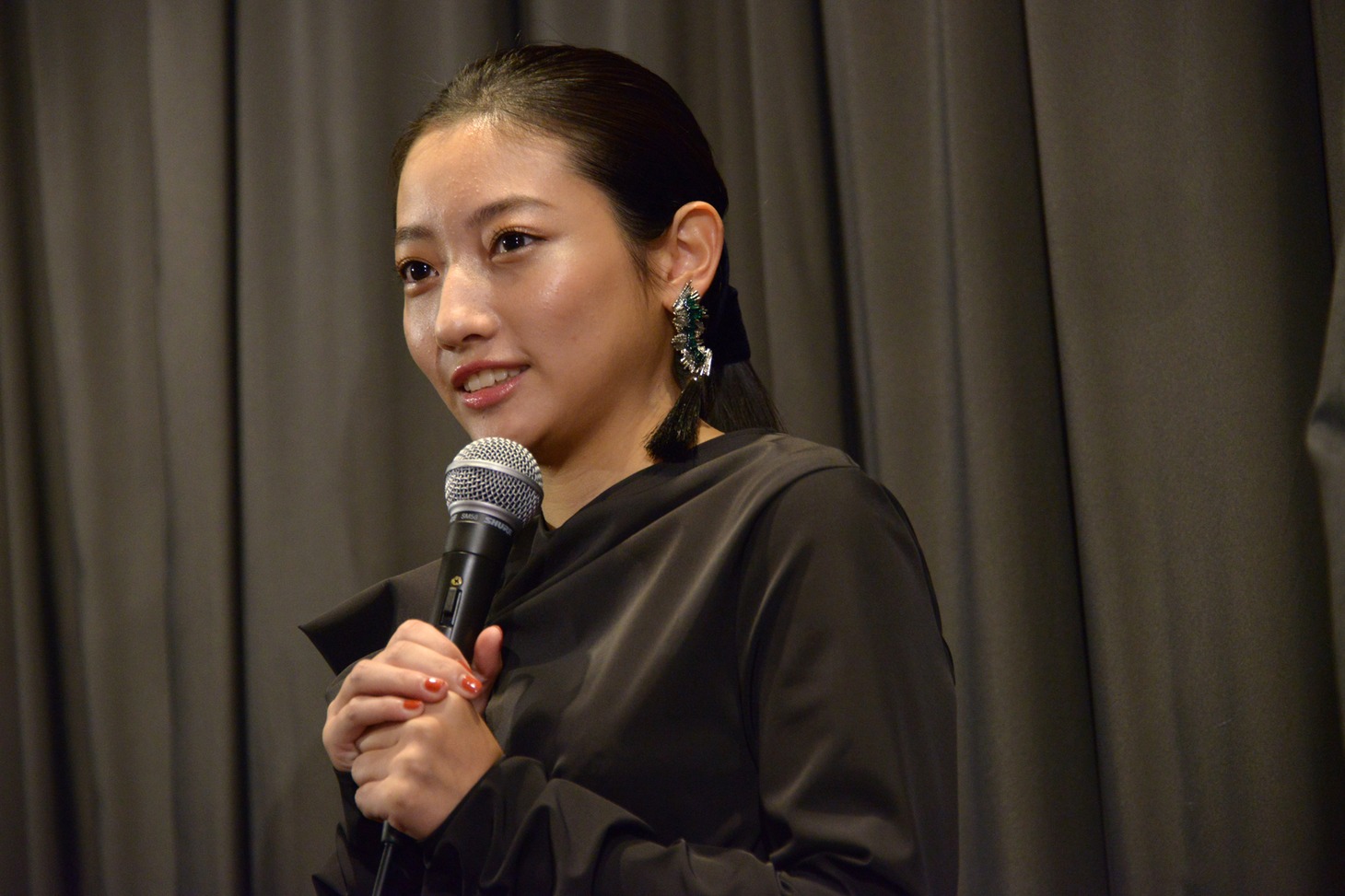 川島鈴遥