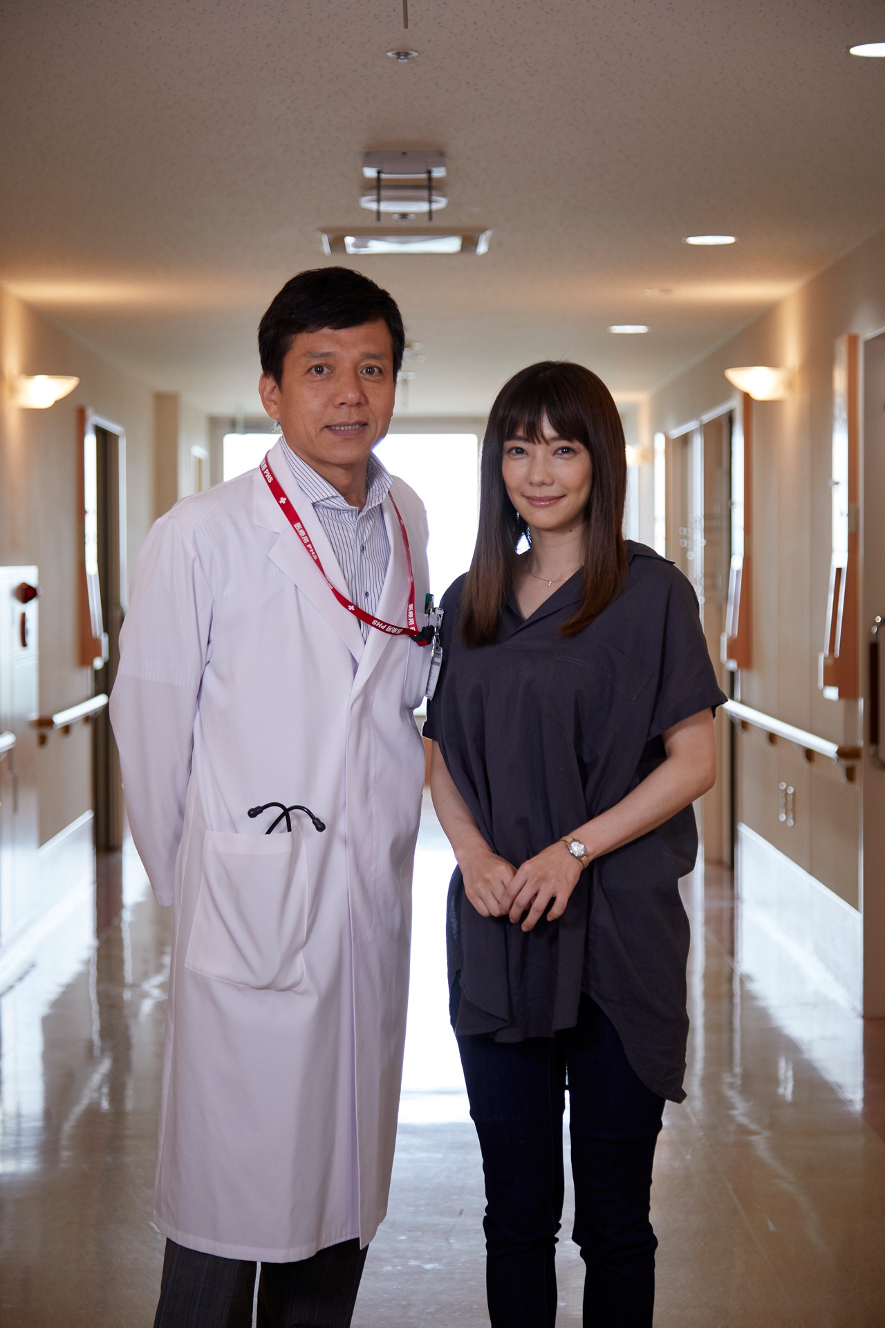左から勝村政信、倉科カナ。