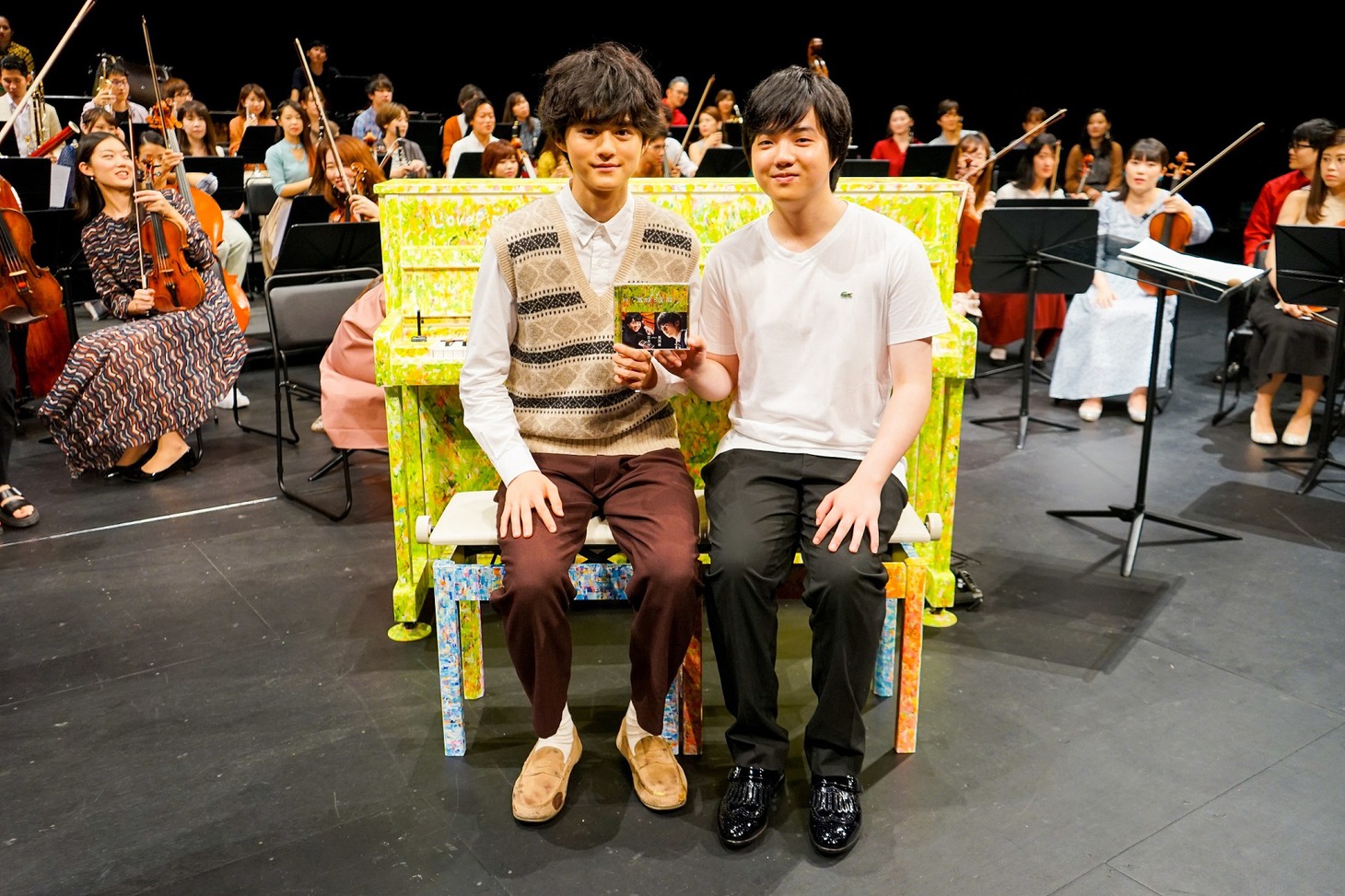 左から鈴鹿央士、藤田真央。