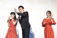 生中継用のカメラに手を振る草なぎ剛（中央）、甲田まひる（左）、MEGUMI（右）。