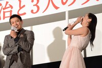 ラブシーンを反省する小栗旬（左）、笑う沢尻エリカ（右）。