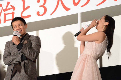 ラブシーンを反省する小栗旬（左）、笑う沢尻エリカ（右）。