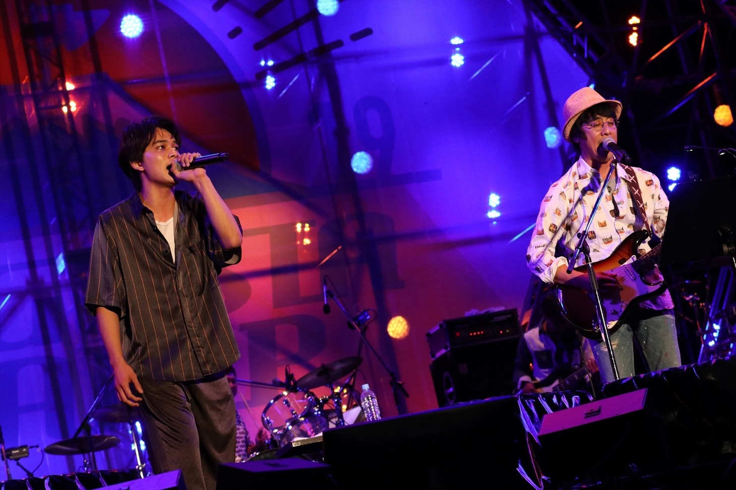 「Augusta Camp 2019」で「影踏み」の主題歌を歌った山崎まさよし（右）と北村匠海（左）。