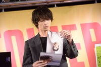 お気に入り写真を探す横浜流星。