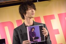 お気に入り写真を見せる横浜流星。