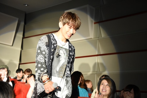 客席通路を通って登壇したNAOTO。