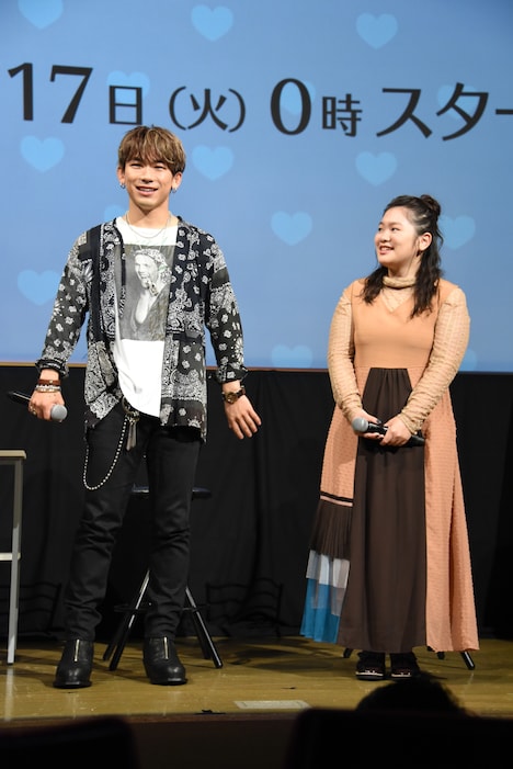 左からNAOTO、富田望生。