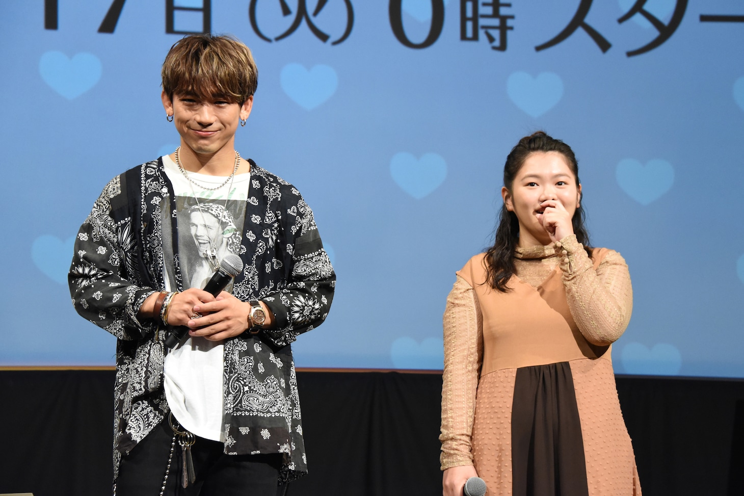 左からNAOTO、富田望生。
