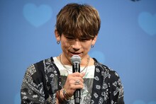 「声優の鈴野理です」と声を低くして挨拶したNAOTO。