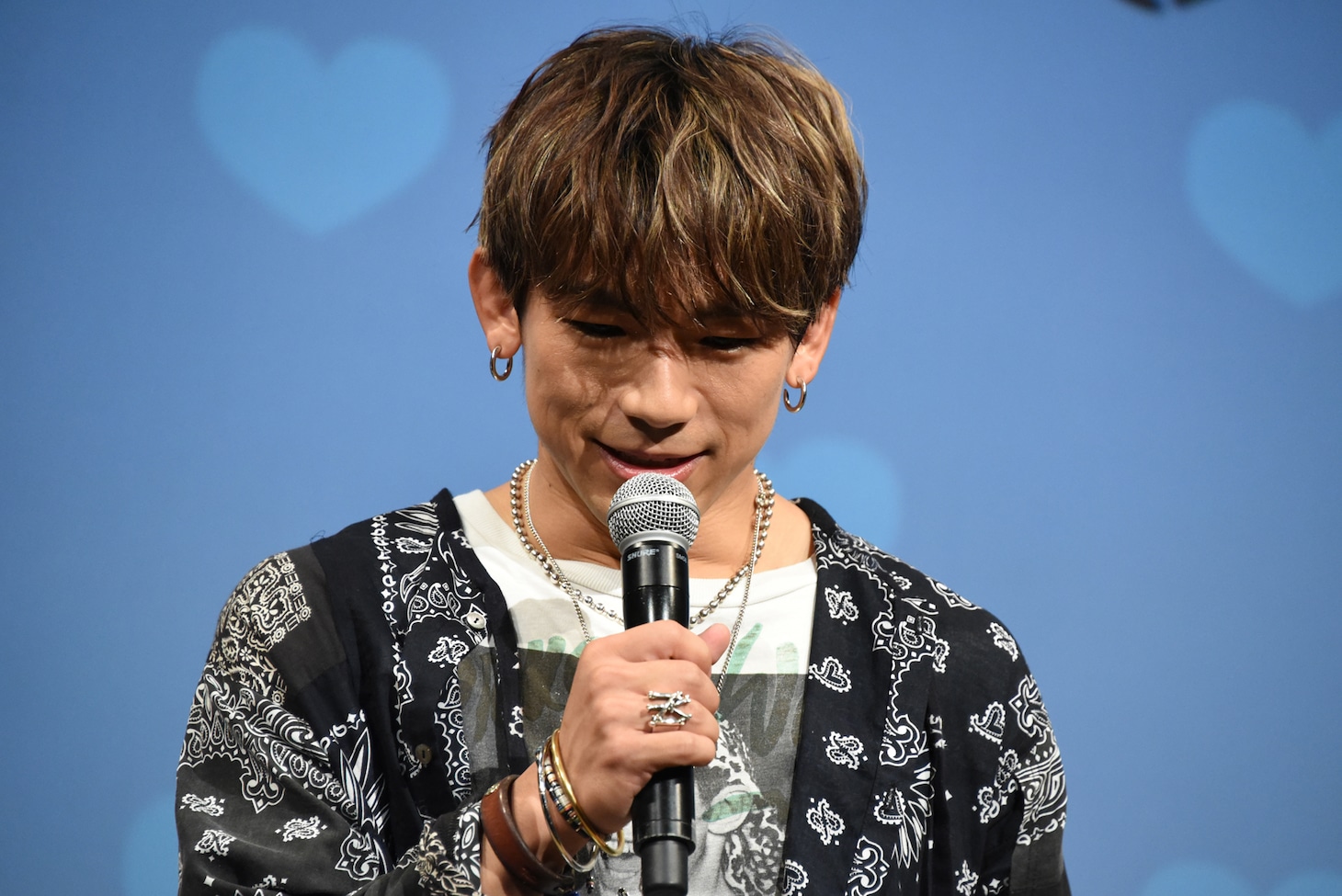 「声優の鈴野理です」と声を低くして挨拶したNAOTO。