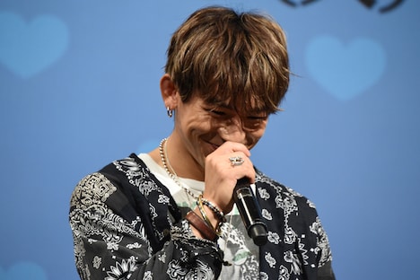 「声優の鈴野理です」と挨拶し、照れるNAOTO。