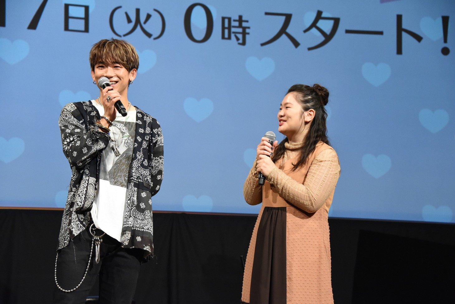左からNAOTO、富田望生。