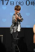 アフレコシーンで、自分だけ斜に構えていた状況を再現するNAOTO。