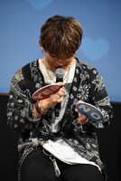 恋愛に関する質問にYesかNoの札で答えることになり、「すごいシステムですね、画期的だわあ」と大げさにリアクションするNAOTO。