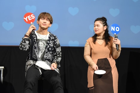 「一目惚れするタイプだ」という質問に答えるNAOTO（左）と富田望生（右）。