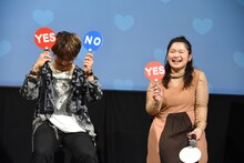 「外見より内面を重視するタイプだ」という質問に、悩んだ挙げ句両方の札を挙げて答えるNAOTO（左）。