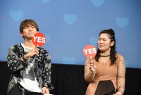 「デートはインドアよりアウトドアが好き」という質問に答えるNAOTO（左）と富田望生（右）。