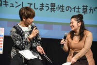 恋愛に関する質問に答えるNAOTO（左）と富田望生（右）。