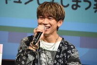 恋愛に関する質問に答えるNAOTO。