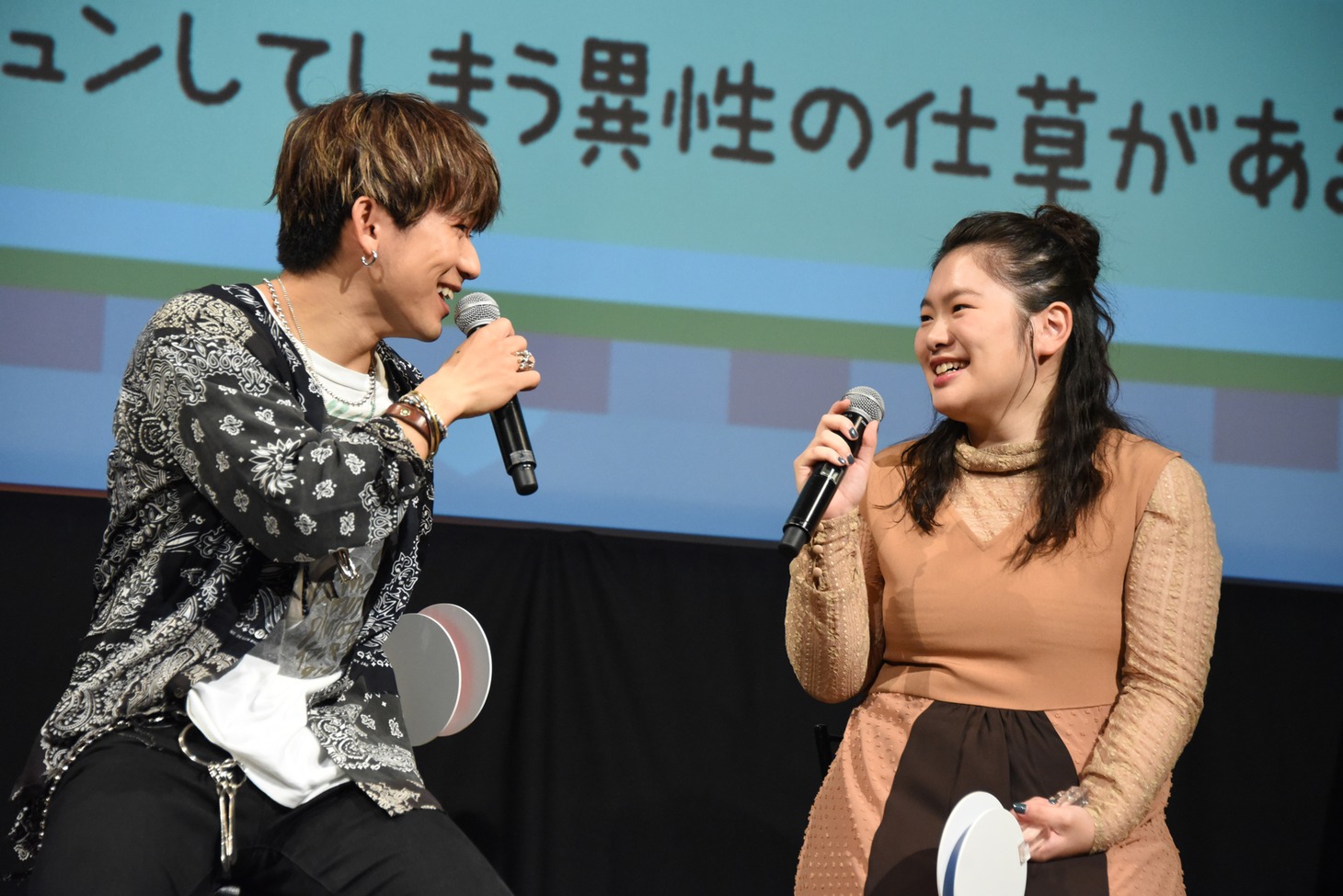 恋愛に関する質問に答えるNAOTO（左）と富田望生（右）。