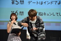 食事シーンの撮影後、スタッフが皿を片付けようとしても食べ続けていた富田望生の様子を再現するNAOTO（手前）。