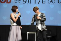 抽選を行うNAOTO（右）。