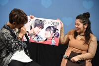 サイン入りポスターを紹介するNAOTO（左）と富田望生。