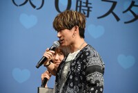 当選したファンに向けて、「僕と、結婚してください！」というセリフを再現するNAOTO。
