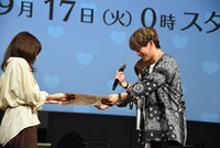 ファンにポスターを手渡すNAOTO（右手前）。