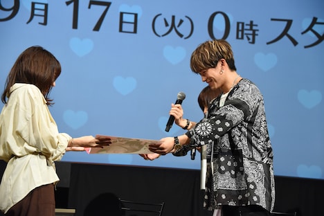ファンにポスターを手渡すNAOTO（右手前）。
