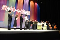 STAND UP! ORCHESTRAに拍手を送るキャストたち。